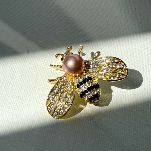 Crystal Pearl Bee Brooch Pin – Luxury Gold Insect Design - Picture 14 of 14